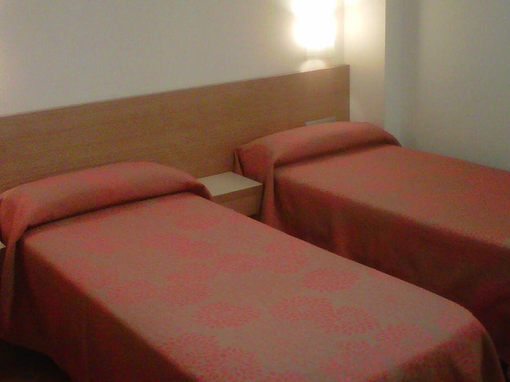 Hostal Rambla سانت بوي ديل يوبريغات المظهر الخارجي الصورة